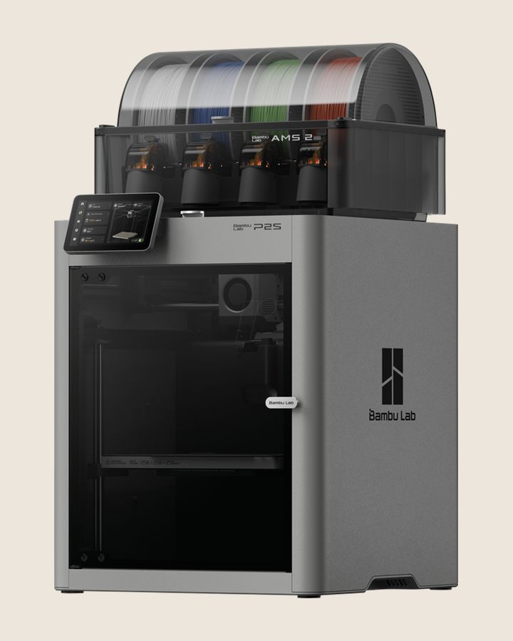 3D-Drucker Bambu Lab P2S mit Sichtfenster und aufgesetzter Filamentbox mit vier Rollen in Weiss, Blau, Grün und Rot
